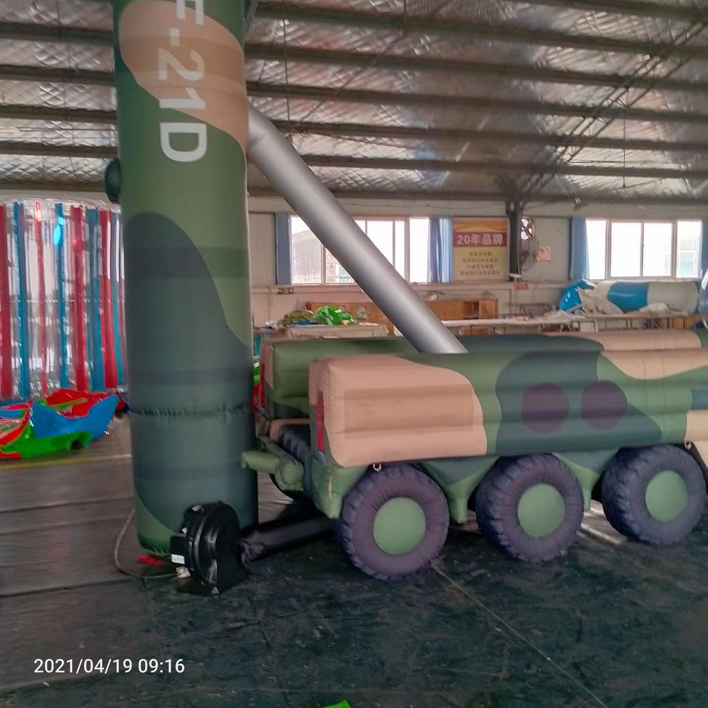 奉化军事演习中的充气目标车辆：模拟发射车雷达车坦克飞机